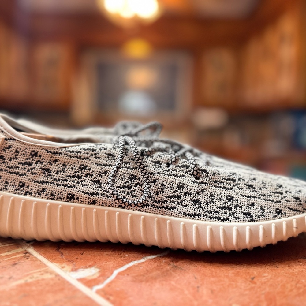 Adidas Yeezy Boost 350 in the iconic "Turtle Dove" colorway. SIZE 9.5 - Picture 3 of 7